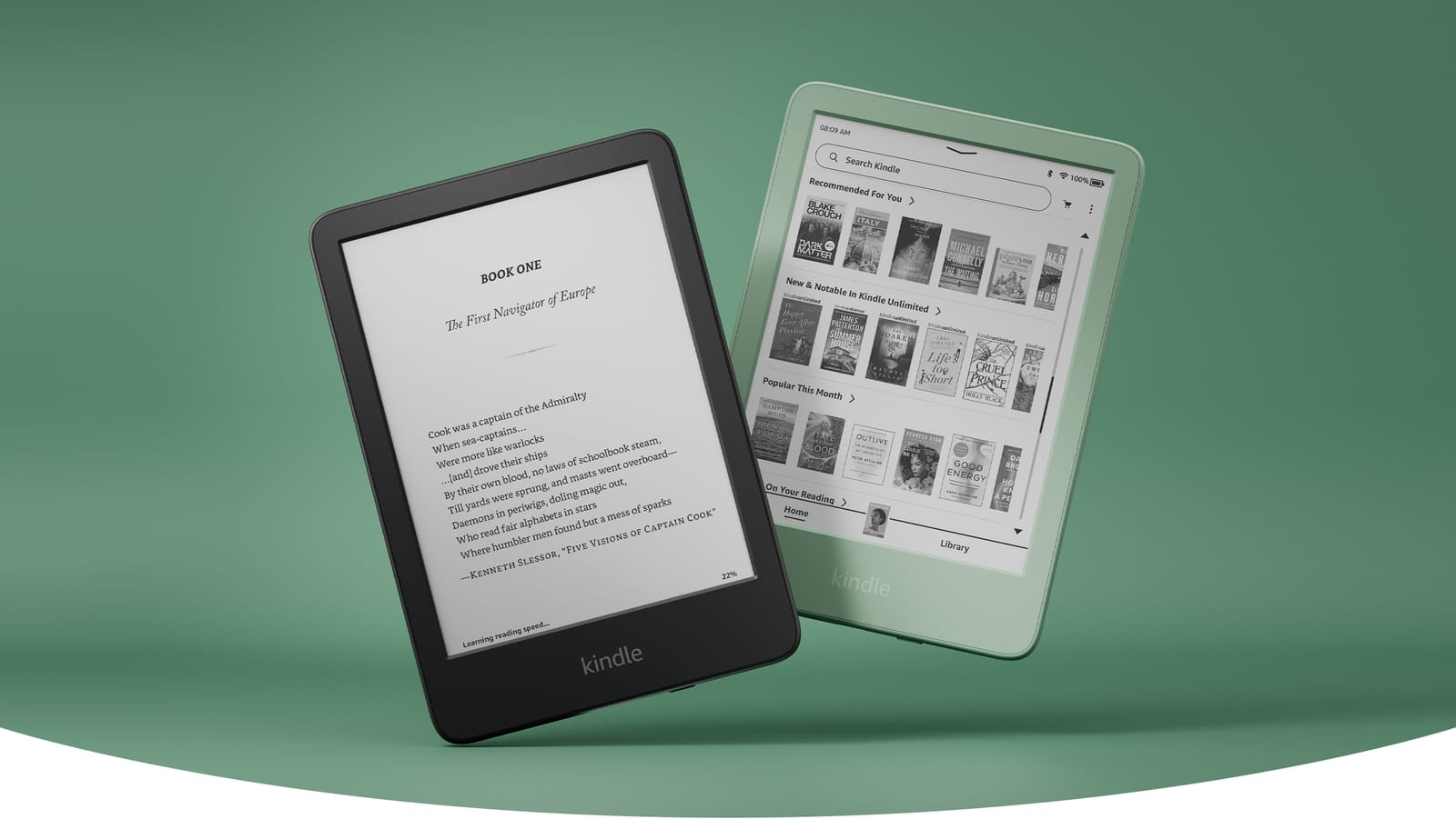 Dos Kindle Basic flotando sobre fondo verde: uno negro mostrando una página de libro y uno matcha mostrando la biblioteca
