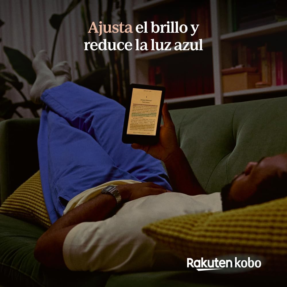 Hombre leyendo de noche en el sofá con su Kobo Clara Colour en luz cálida