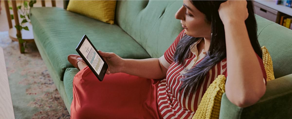 Mujer leyendo en un sofá verde con su Kobo Clara Colour con pasajes resaltados a color