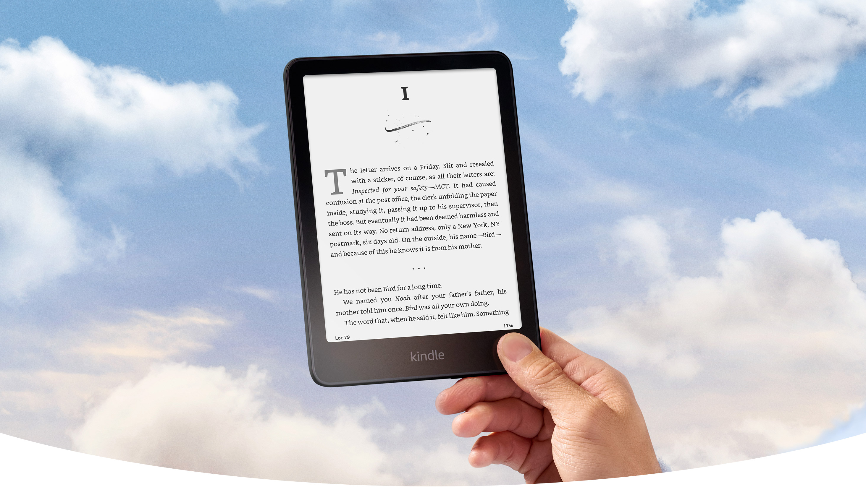 Kindle Paperwhite sostenido frente a un cielo con nubes
