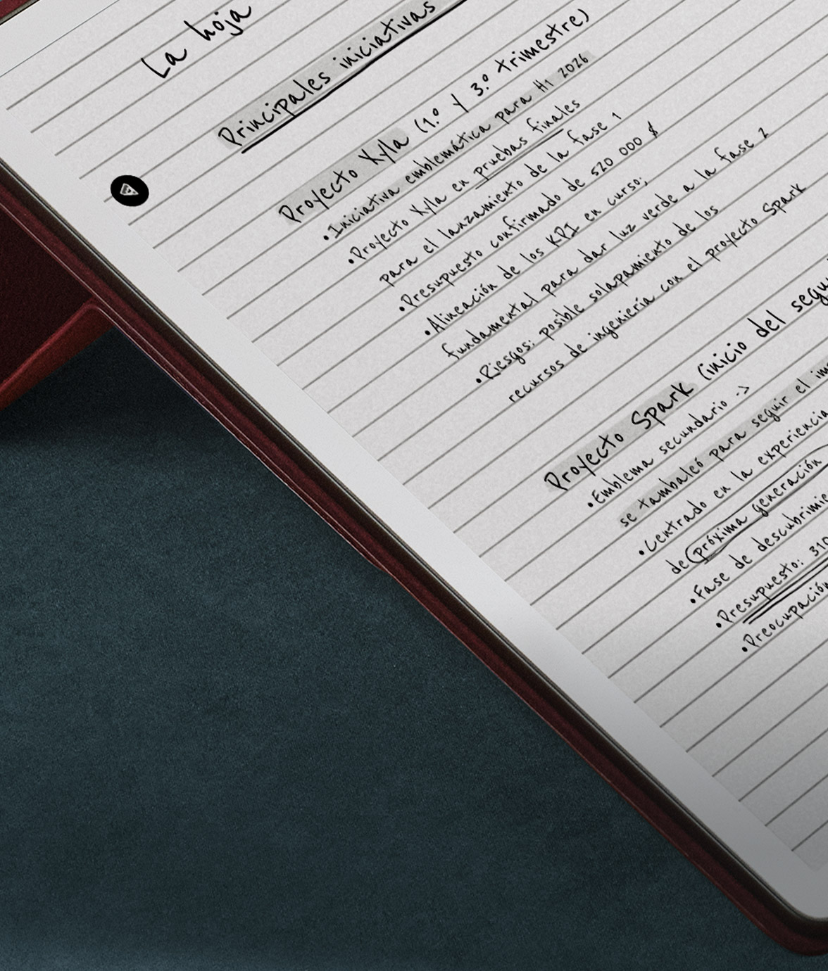 Kindle Scribe en su funda mostrando apuntes de proyectos subrayados y resaltados a mano, en español