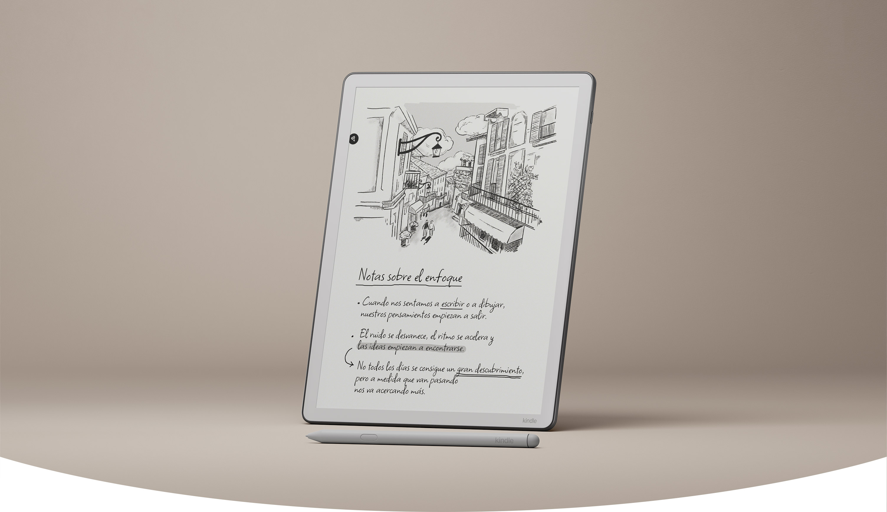Kindle Scribe de pie con un cuaderno de notas y un dibujo a mano en pantalla, con su lápiz al frente