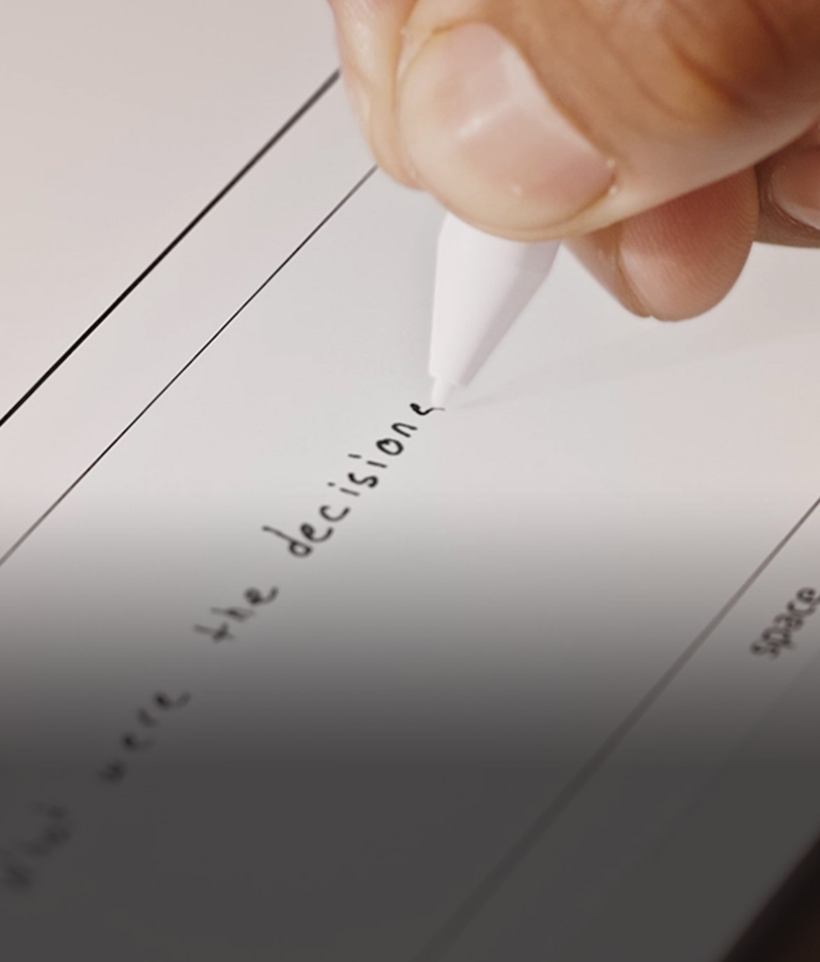 Primer plano del lápiz del Kindle Scribe escribiendo sobre la pantalla