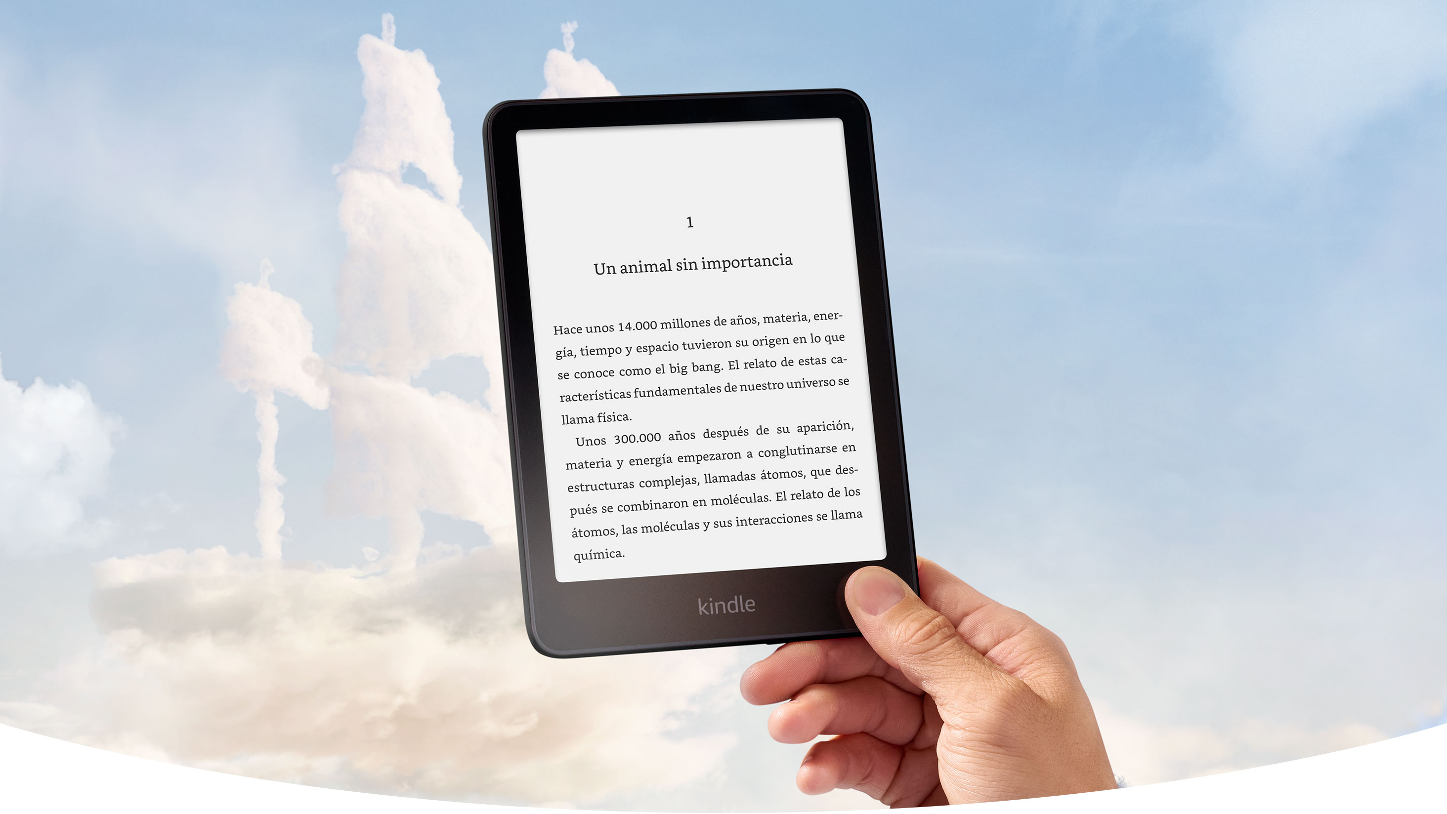 Kindle Paperwhite Signature sostenido en una mano contra un cielo con nubes
