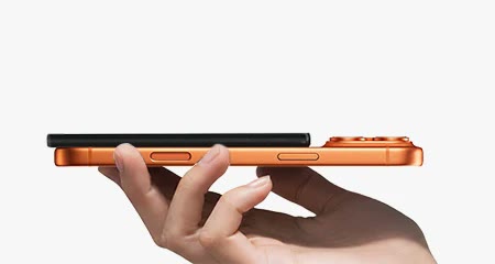 Xteink X4 Pro de perfil sobre un celular: 5,95 mm de grosor