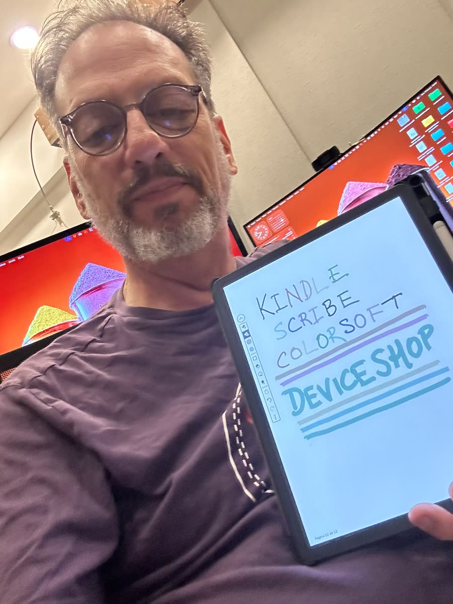 Cliente mostrando su Kindle Scribe Colorsoft con un agradecimiento a DeviceShop escrito en la pantalla